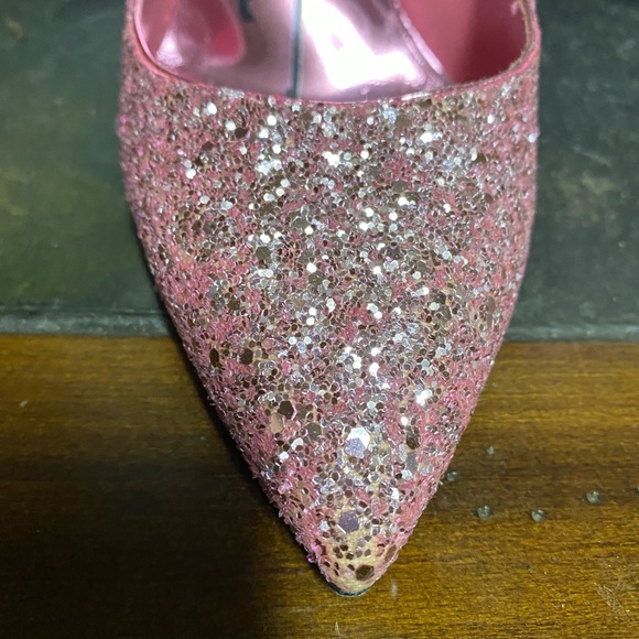 Authentic Spring 2018 Oscar de la Renta pumps Small for me. I am all true size 9 - Picture 4 of 7